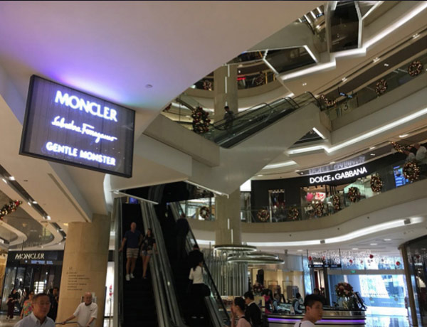 YIPLED · Jade Screen-ION Orchard Shopping Mall en Singapur